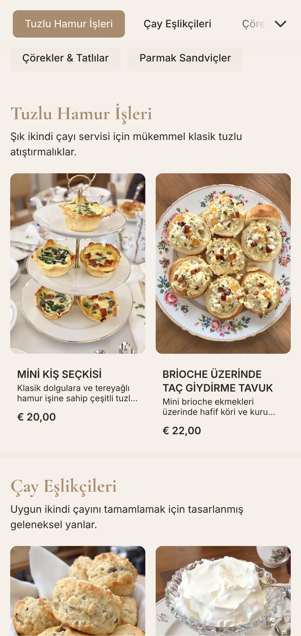 Zarif öğleden sonra toplantıları için klasik sunumlu parmak sandviçler, çörekler ve petit fours içeren rafine geleneksel çay servisi.