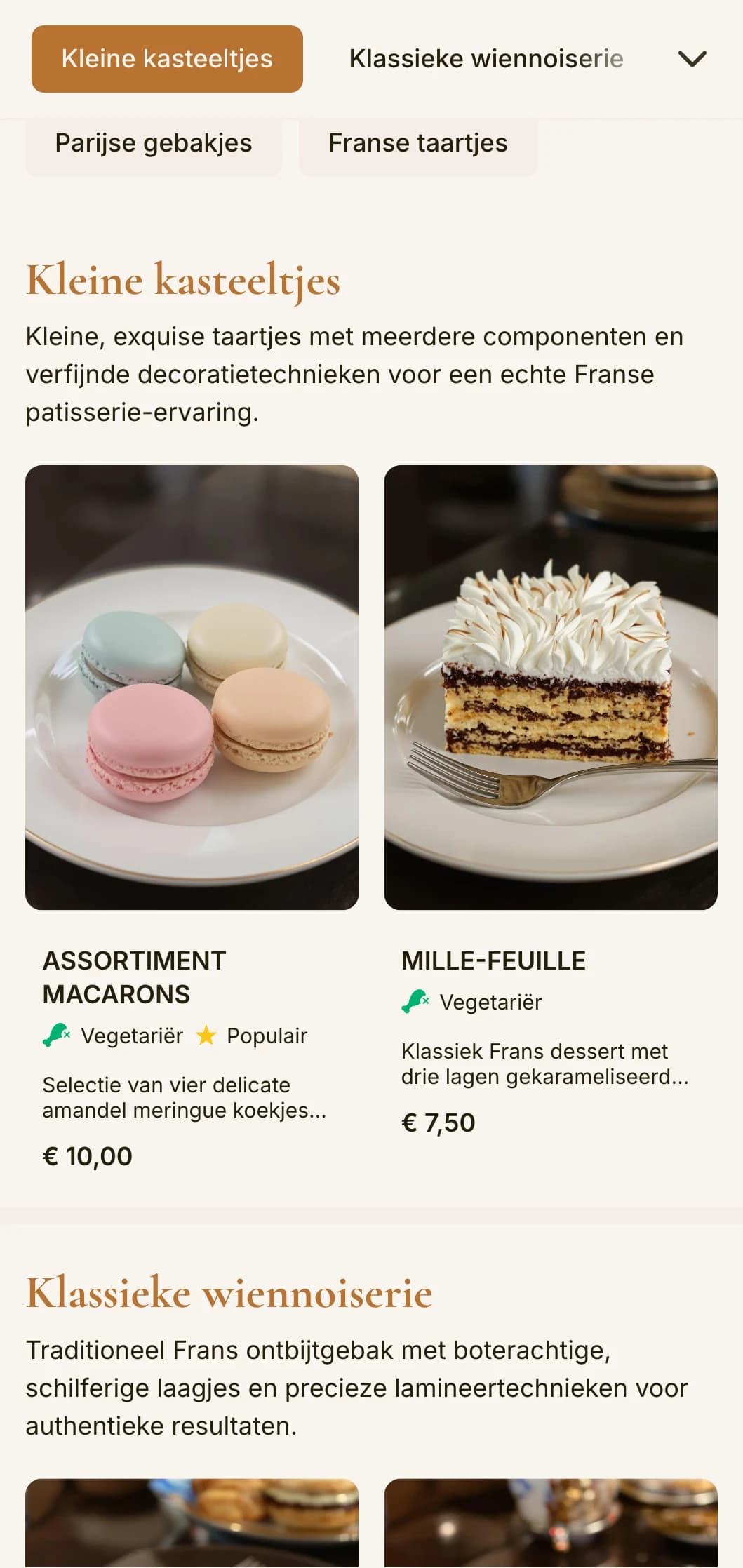 Een elegant, Frans geïnspireerd menu-ontwerp voor bakkerijen met koperen accenten en verfijnde typografie, perfect voor Franse banketbakkerijen en patisserieën.