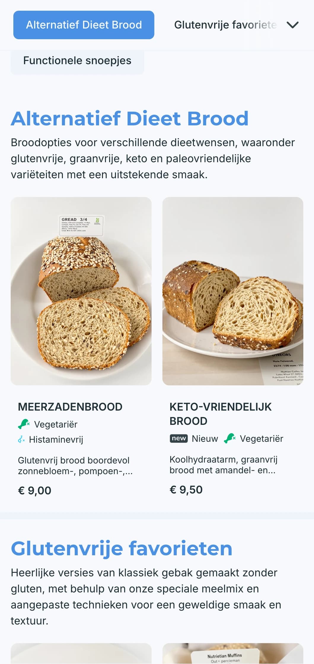 Een fris, eigentijds bakkerijmenu-ontwerp met koele blauwe tinten en strakke typografie, perfect voor gezondheidsbewuste bakkerijen en moderne patisserieën.